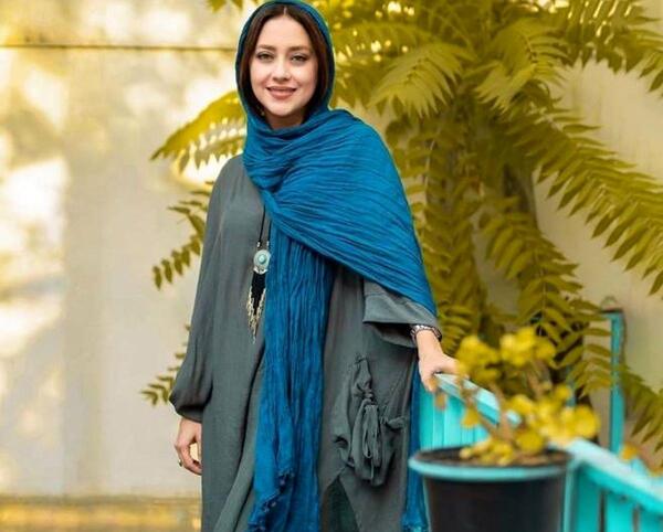 عکس بهاره کیان افشار با لباس آبی