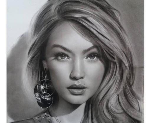 عکس نقاشی صورت روی کاغذ ساده