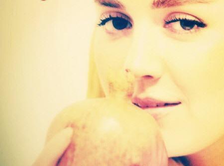 عکس بی حجاب افسانه پاکرو و همسرش