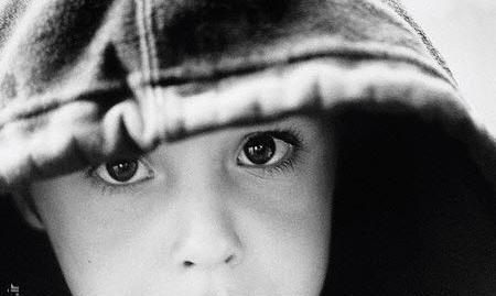 عکس پسر بچه غمگین تنها