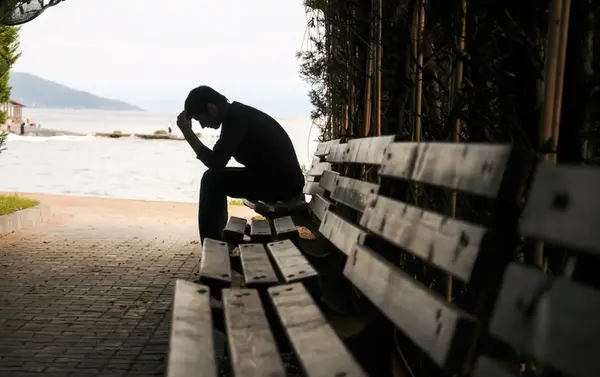 عکس پسر بچه غمگین تنها