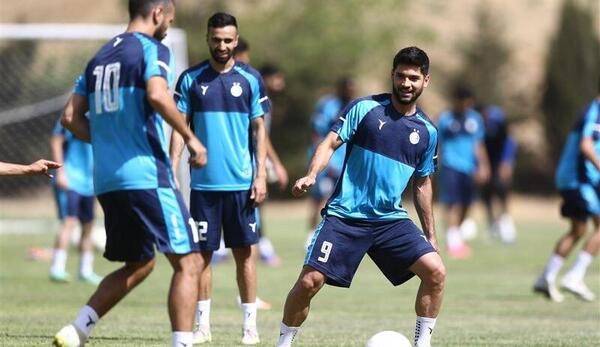عکس سردار آزمون با لباس استقلال