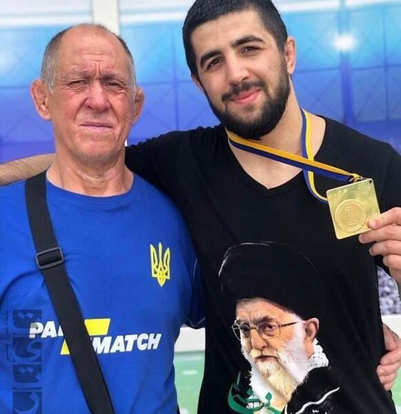 عکس مهدی ترابی در حمایت از رهبری