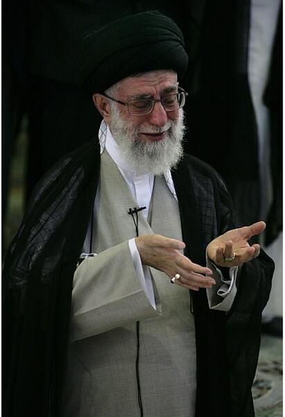 عکس رهبر در حال گریه