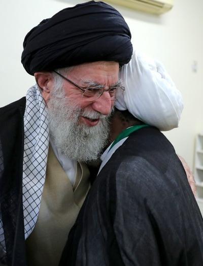 عکس رهبر در حال گریه
