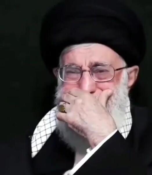 عکس رهبر در حال گریه