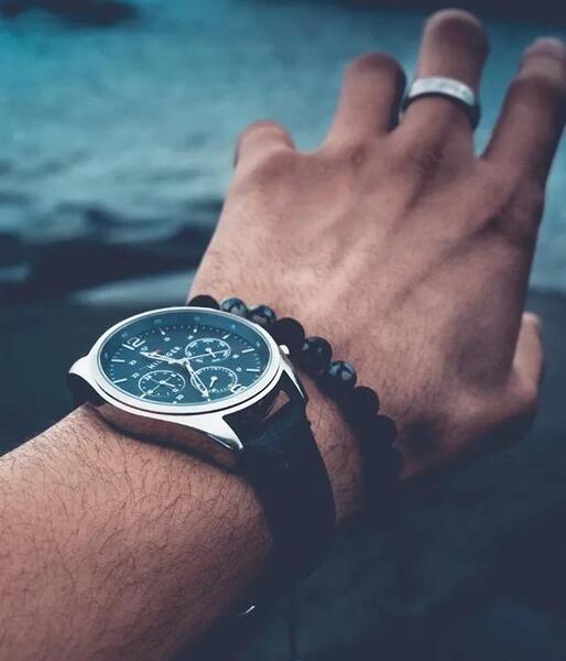 عکس دستبند روی دست