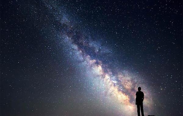 عکس آسمان شب با ماه و ستاره