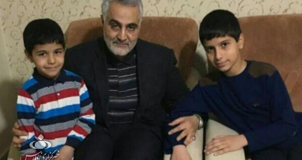 عکس شهید سلیمانی با بچه ها