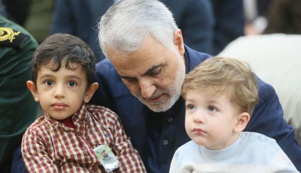 عکس شهید سلیمانی با بچه ها