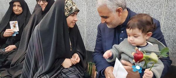 عکس شهید سلیمانی با بچه ها