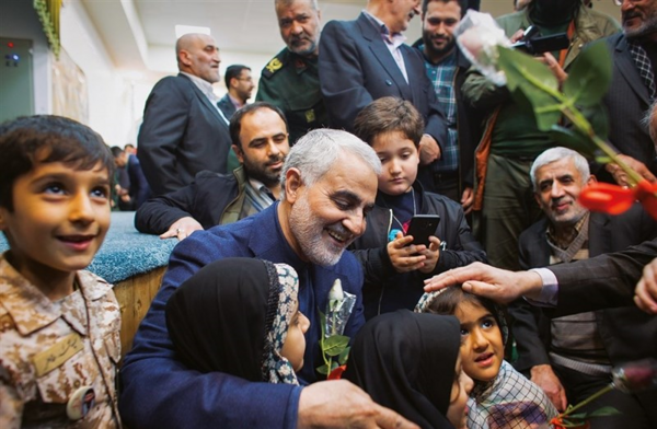عکس شهید سلیمانی با بچه ها