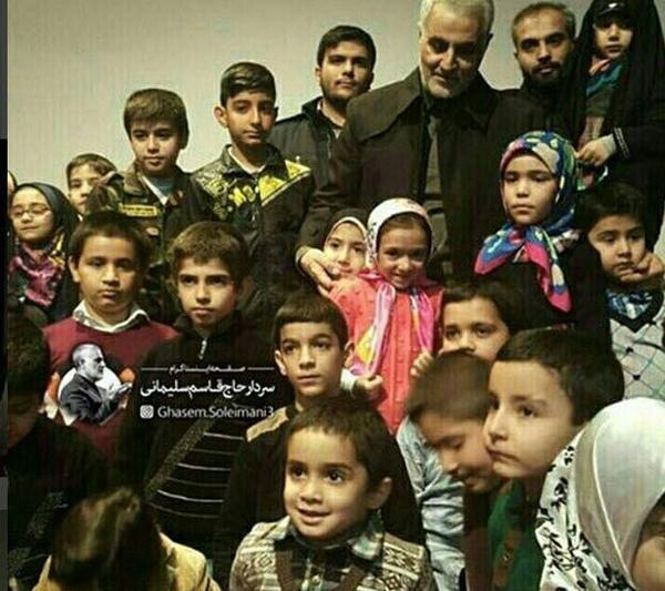 عکس شهید سلیمانی با بچه ها