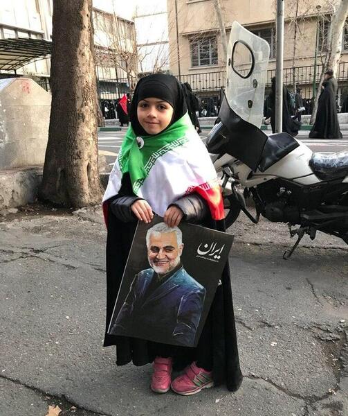 عکس شهید سلیمانی با بچه ها