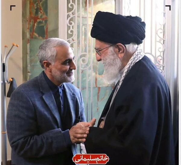 عکس حاج قاسم در کنار رهبر