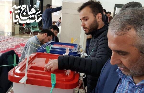 عکس حاج قاسم هنگام رای دادن