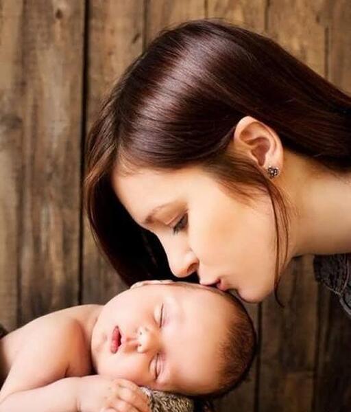 ژست عکس نوزاد و مادر