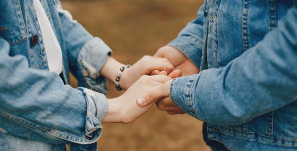 عکس دست عاشقانه دونفره طبیعی بدون متن