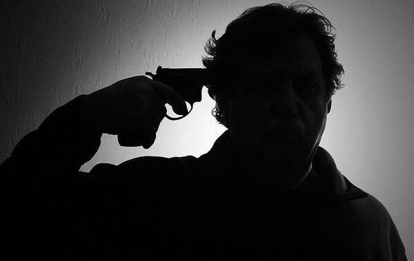 عکس پسر در حال مرگ