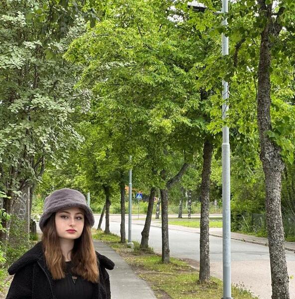 عکس سارا و نیکا فرقانی اصل در خارج