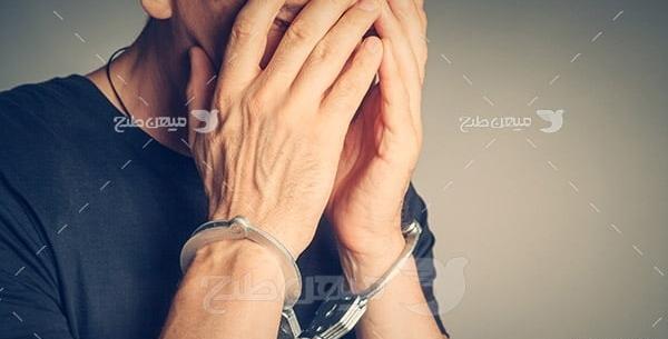 عکس زندانی با دستبند