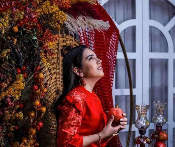 ژست عکس برای یلدا
