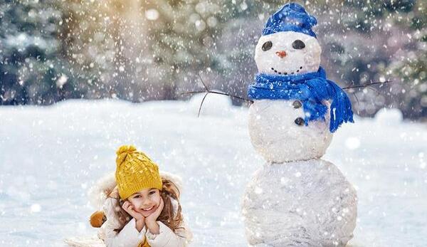 ژست عکس با آدم برفی