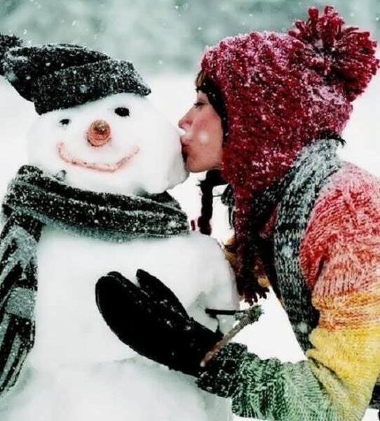 ژست عکس با آدم برفی