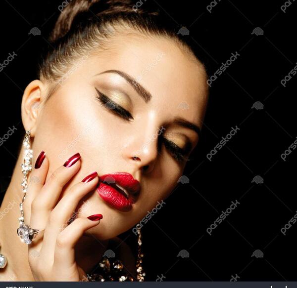 عکس زن آرایش شده
