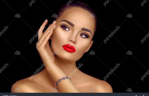 عکس زن آرایش شده