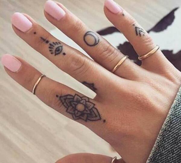 عکس تاتو روی انگشت دست