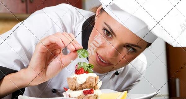 عکس دختر در حال اشپزی