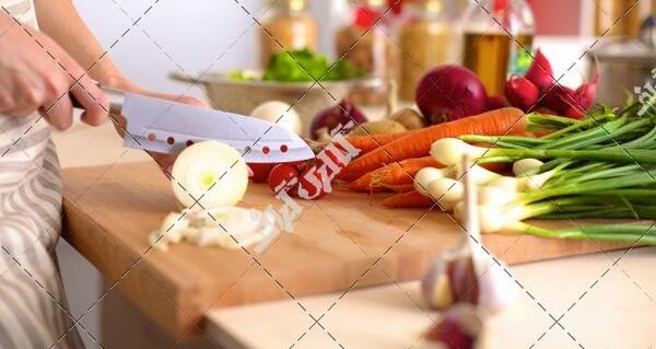 عکس دختر در حال اشپزی
