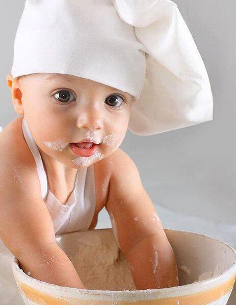 عکس دختر در حال اشپزی