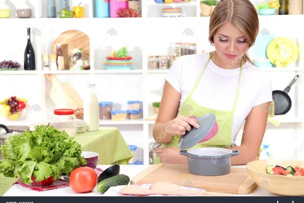 عکس دختر در حال اشپزی