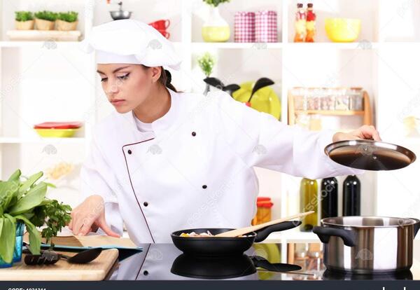 عکس دختر در حال اشپزی