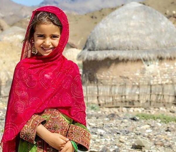عکس دختر بلوچ ایستاده