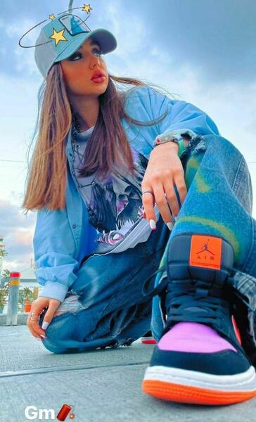 عکس نیکا فلاحی با لباس ابی
