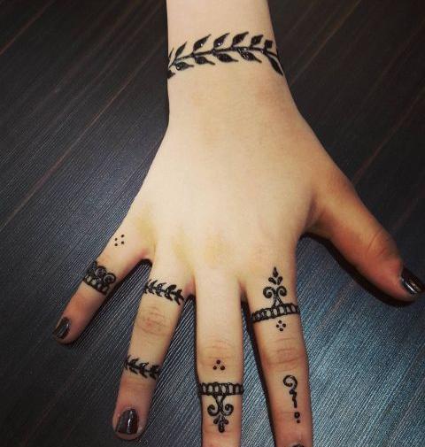 عکس حنا روی دست بچه