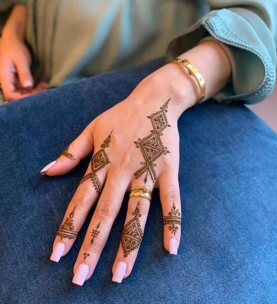 عکس حنا روی دست بچه