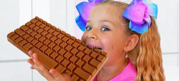 عکس چالش شکلات خوری دیانا روما