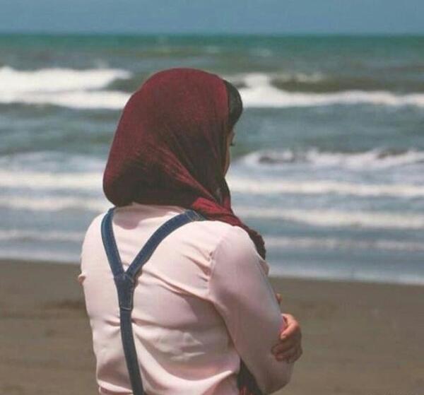 عکس دختر مانتویی از پشت سر برای پروفایل