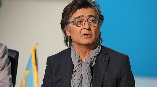 عکس رضا رویگری با شلوارک