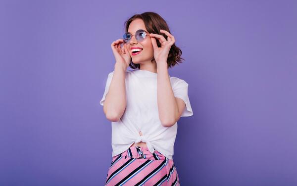 عکس زن در حال خنده