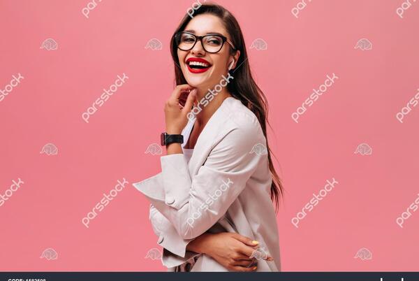 عکس زن در حال خنده