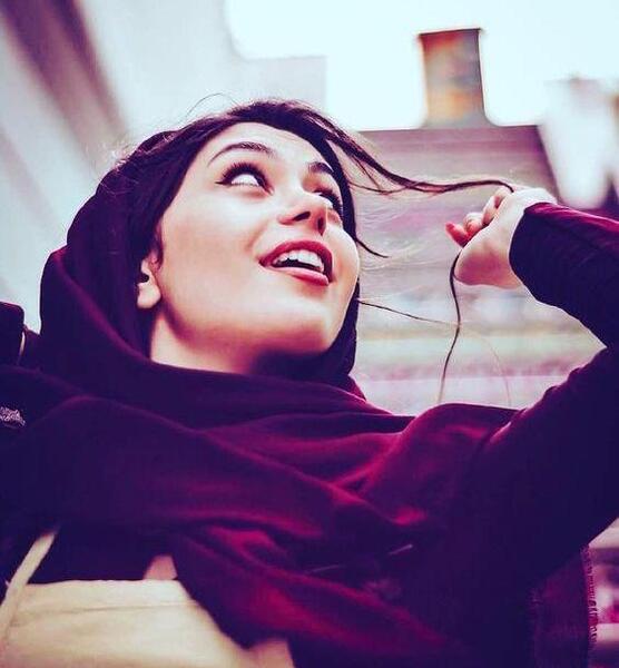 عکس زن در حال خنده
