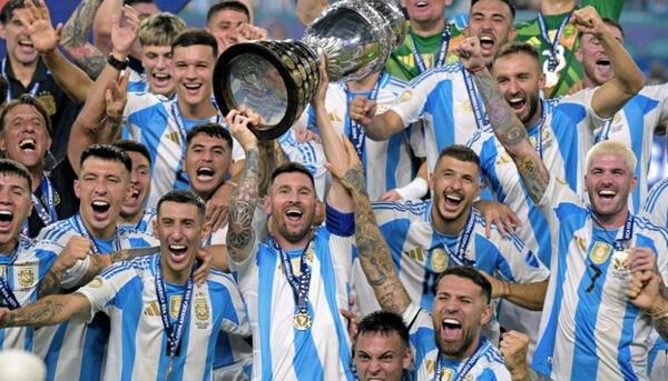عکس مسی با جام کوپا امریکا
