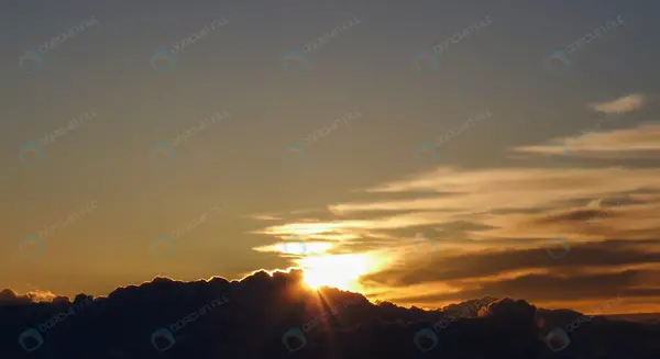 عکس گرافیکی طلوع خورشید