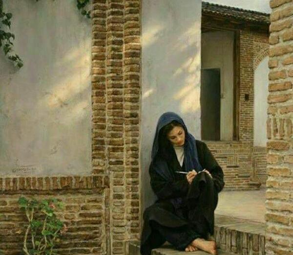 عکس دختر در حال نامه نوشتن
