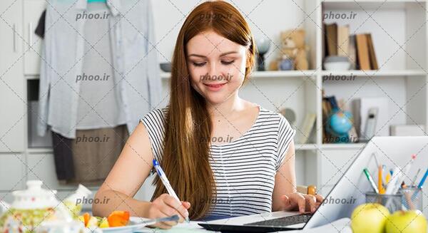 عکس دختر در حال نامه نوشتن